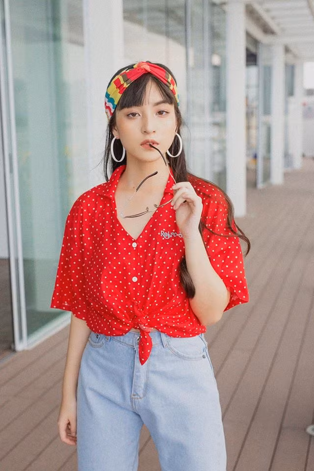 Áo sơ mi đỏ buộc tà phối cùng quần jean khiến cô trông cực cá tính. Ảnh: FBNV.