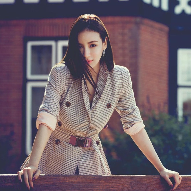 Chính vì vậy, cô tạo dựng được chỗ đứng của mình trong giới thời trang, lĩnh vực mà để tỏa sáng được, không chỉ cần tiền.