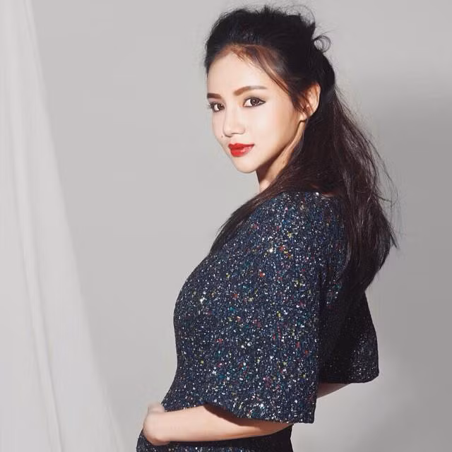 Cô nàng nổi tiếng trên mạng xã hội nhờ độ chịu chơi bên những món đồ hàng hiệu long lanh cùng những chuyến du lịch sang chảnh.