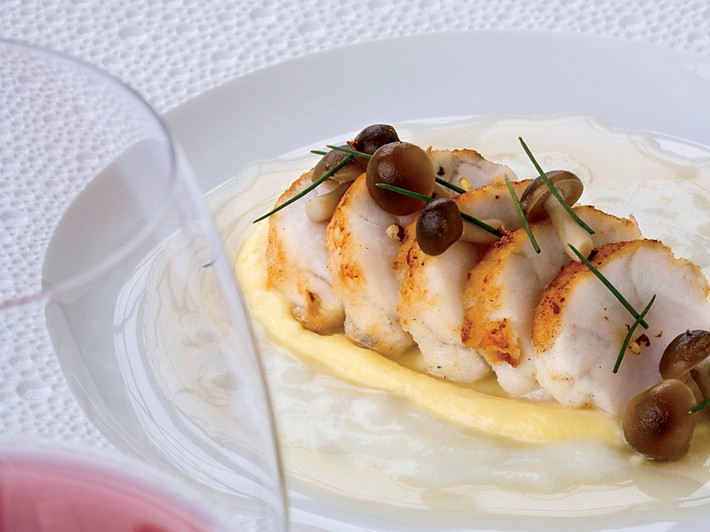 Vì điều kiện sống dưới biển sâu nên việc đánh bắt chúng tương đối khó khăn, đây là một loài cá hiếm, hương vị sánh ngang với tôm hùm. Nếu lần đầu tiên nhìn thấy loài cá này, chắc chắn khó ai có thể tưởng tượng được chúng có thể ăn và có mùi vị ngon.