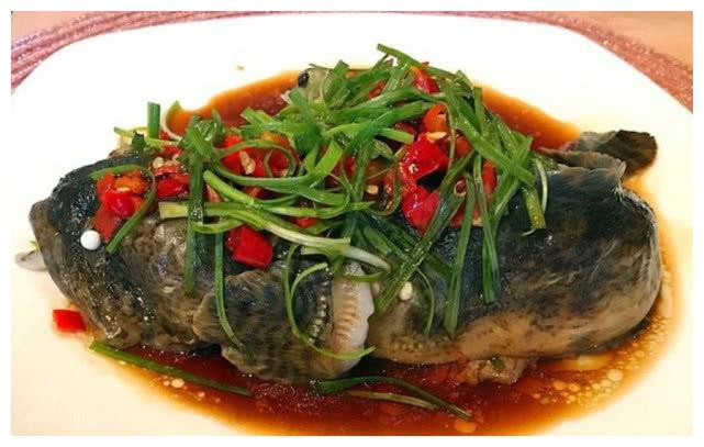 Mặc dù ai cũng biết cá đá có lượng độc tính cao, rất khó để chế biến thành thức ăn và nhiều khi phải mạo hiểm tính mạng để ăn nó. Tuy nhiên, một số đầu bếp ở Trung Quốc đã tìm ra cách chế biến riêng, biến những con cá đá xấu xí thành một món ăn hấp dẫn.