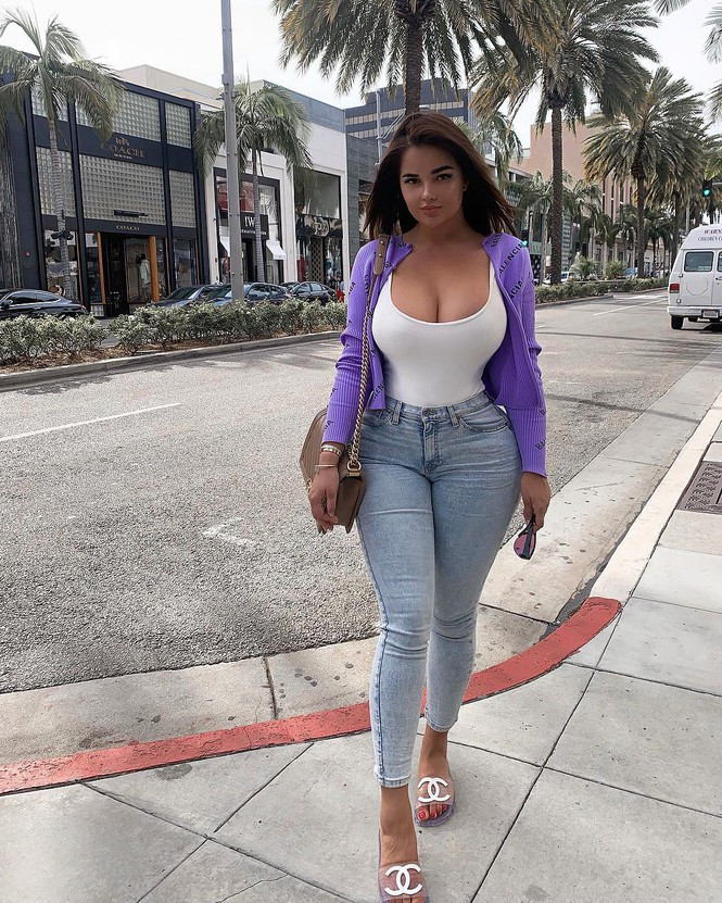 Anastasiya Kvitko cũng thường khoe dáng trong những chiếc quần jean kết hợp với áo thun cổ khoét sâu.