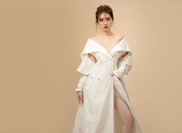 Chiếc đầm trễ vai tôn lên vòng một đẫy đà của người đẹp 21 tuổi.