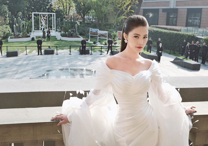 Dù từng thừa nhận muốn trải nghiệm nhiều phong cách khác nhau, song hình tượng của một hoa hậu thời thượng, sành điệu và sang chảnh mọi lúc, mọi nơi luôn được Jolie Nguyễn ưu tiên hàng đầu.