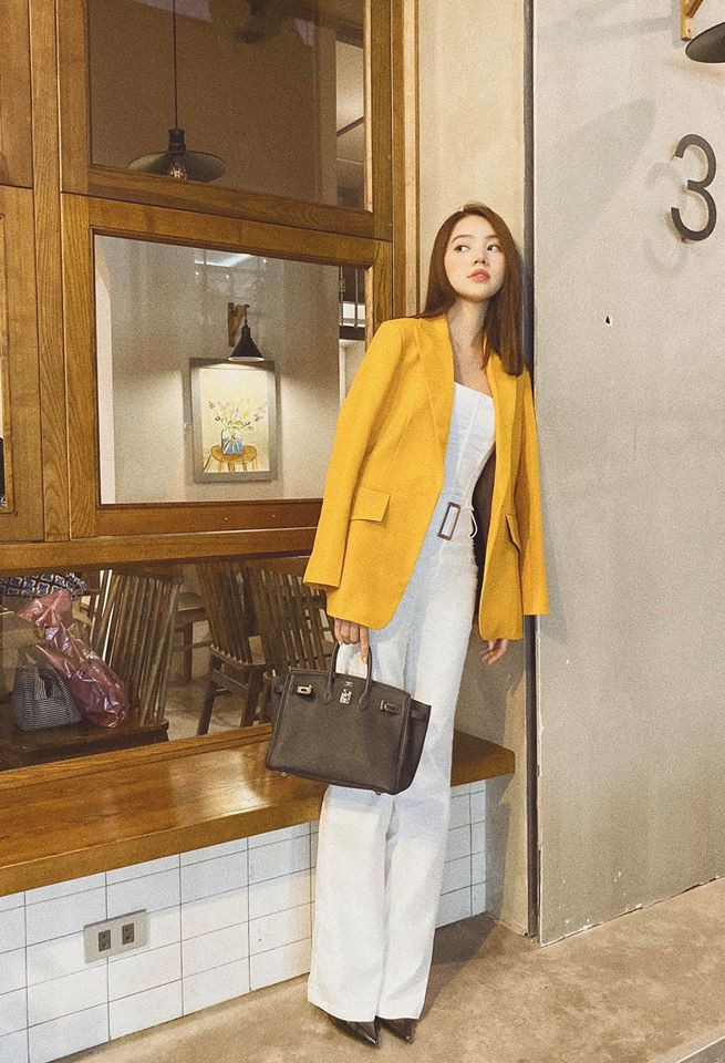 Chia sẻ về sở thích hàng hiệu, Hoa hậu Thế giới người Việt tại Úc năm 2015 tiết lộ, cô rất mạnh tay chi tiền mua sắm vì đây vừa là đam mê vừa phục vụ cho công việc.