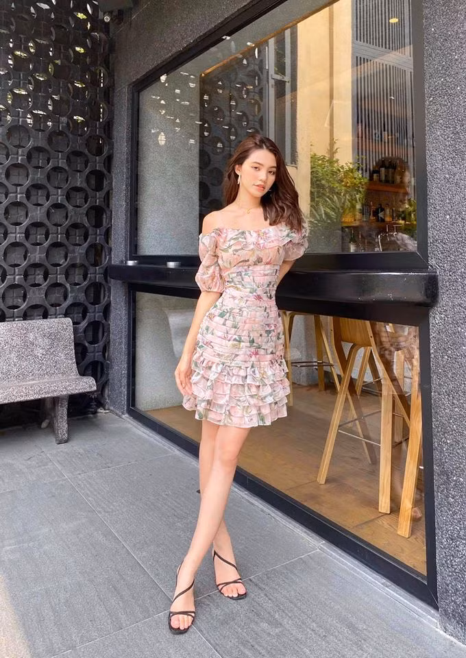 Là "tay chơi hàng hiệu" có tiếng, người đẹp sinh năm 1997 khiến các bộ trang phục xa xỉ trở nên tiện dụng và tinh tế.