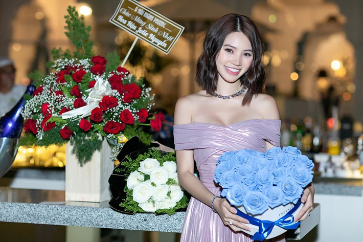 Phong cách gợi cảm của Jolie Nguyễn khiến bao chàng trai mê mẩn. Ảnh: Internet.