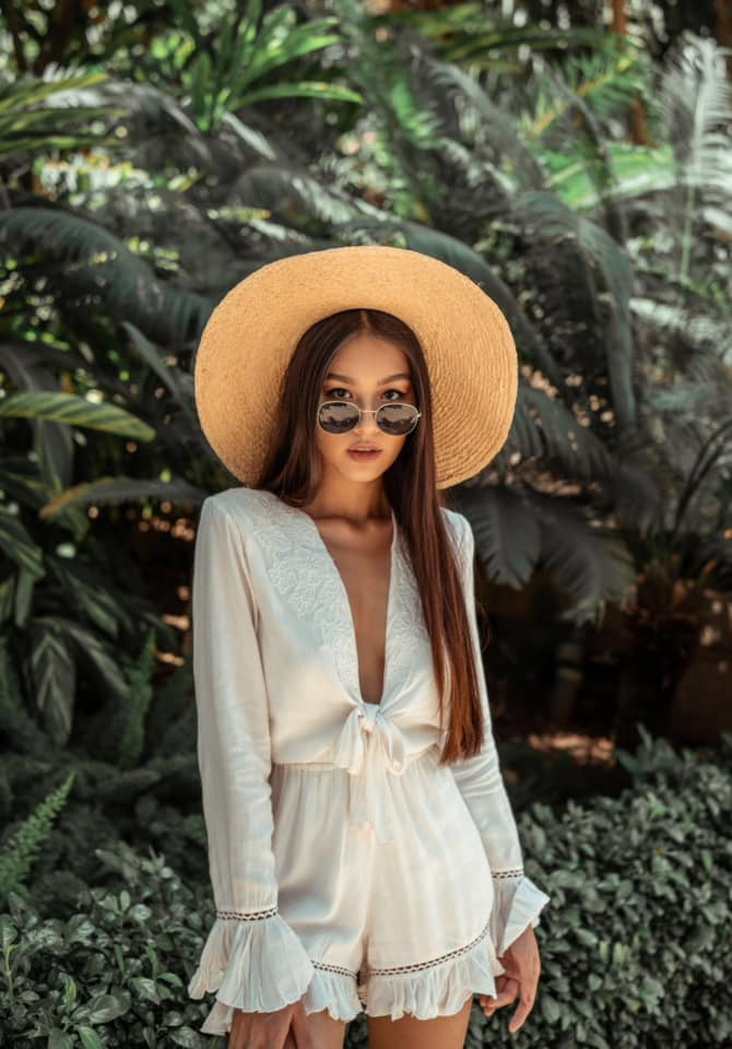 Tận dụng những thiết kế có cổ sâu hay khoét hình chữ V là cách để Thảo Nhi Lê khoe vòng ngực kín hở. Ảnh: FBNV.