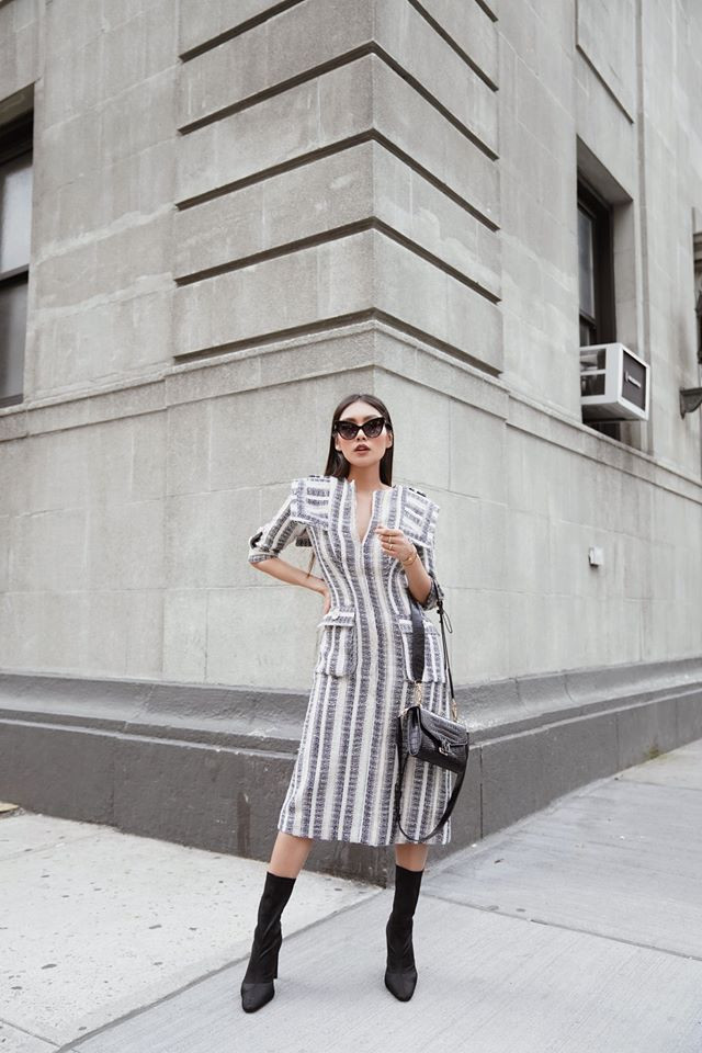 Cô nàng dạo phố cực sang chảnh với chiếc đầm kẻ sọc và các phụ kiện như boot, kính mắt, đồng hồ và túi xách.