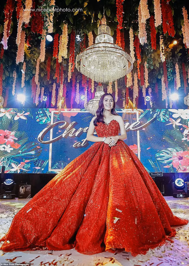 Christine Lim mặc chiếc đầm đỏ lộng lẫy và nổi bật trong bữa tiệc sinh nhật.