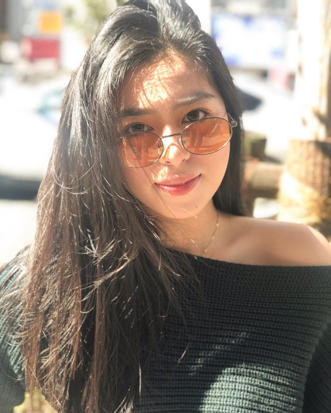 Khác hẳn lúc đi tiệc, Christine Lim ăn mặc đơn giản và trẻ trung.