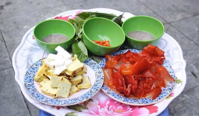 Sứa đỏ: Về quê hương của thủ môn Văn Toản, bạn phải đi đúng mùa sứa đỏ để thưởng thức món gỏi sứa. Để thưởng thức đặc sản độc đáo này, nguyên liệu đi kèm cần phải có đầy đủ bao gồm bỗng, dừa nạo, đậu phụ rán. Bạn quấn các nguyên liệu trên cùng lá tía tô, thêm chút sứa đỏ giòn sần sật và cảm nhận hương vị vừa ngon vừa mát.