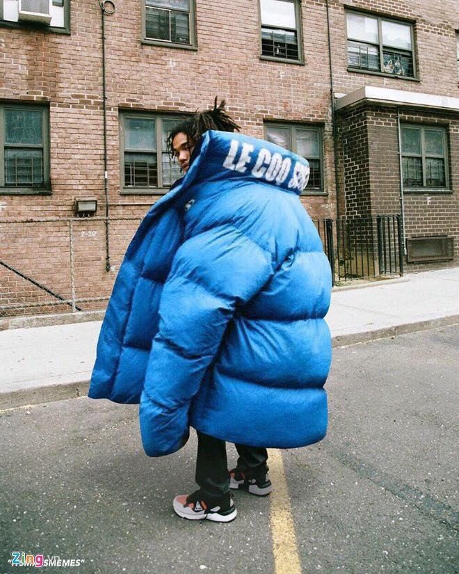 Ngay từ khi mới ra mắt, những chiếc áo khoác ngoại cỡ của Balenciaga đã khiến giới mộ điệu hò reo thích thú bởi sự kì dị trong việc chơi đùa sáng tạo với thời trang.