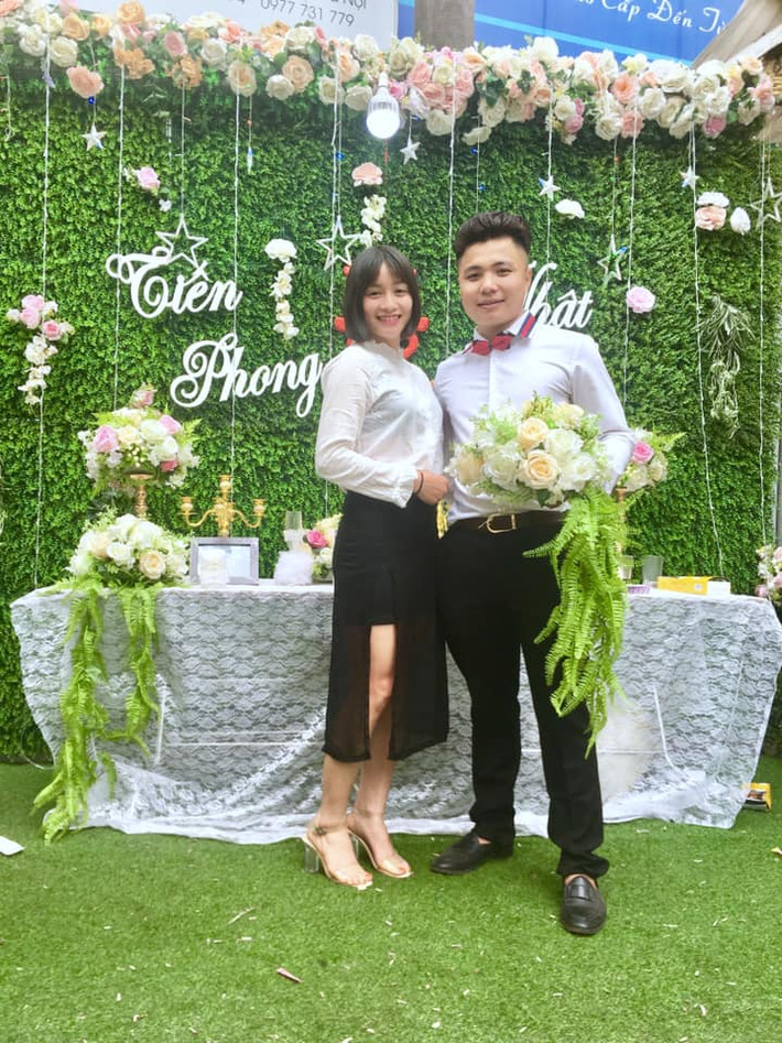 Khi đi tiệc, nữ cầu thủ sinh năm 1995 trông cực thanh lịch với áo sơ mi và chân váy đen.