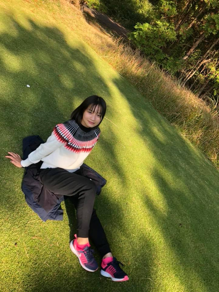 Giày thể thao cũng là phụ kiện không thể thiếu trong mỗi chuyến đi của Hoàng Thị Loan.