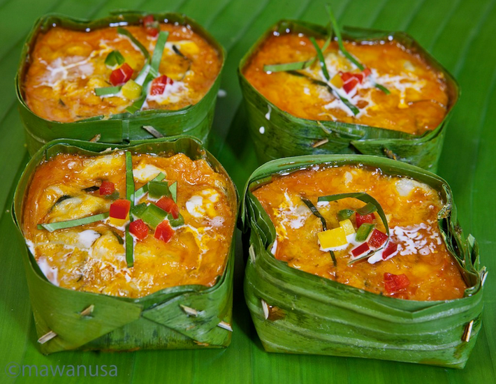 Khi ăn vào sẽ là mùi hương nước dừa lan tỏa cùng cùng vị béo của nước cốt hòa với chút ngọt thanh của đường thốt lốt và chút chan chát của lá chùm ruột giúp người dùng không cảm thấy ngấy bởi sự béo ngọt của dừa.