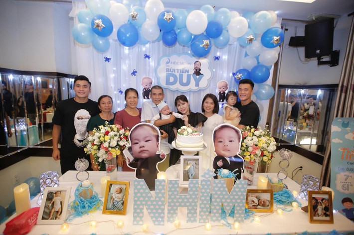 Hiện tại, con trai của cầu thủ và bạn gái tròn 3 tháng tuổi. Chỉ mới công khai chuyện tình cảm, chưa tổ chức đám cưới, chính vì vậy, hình ảnh con trai của cầu thủ Bùi Tiến Dụng khiến người hâm mộ không khỏi bất ngờ.