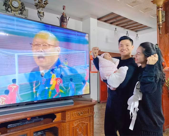 Vợ chồng Bùi Tiến Dũng vừa đón thành viên mới nhưng vẫn chưa chính thức kết hôn, chỉ tổ chức lễ ăn hỏi hôm 26/6.