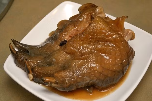 Bạn có thể thưởng thức món súp chân cá sấu này tại nhà hàng Cafe de Hong Kong ở tòa nhà Eastpac, số 586 đường Balestier. Một lưu ý khi lựa chọn nhà hàng này đó là bạn sẽ phải đặt món này trước ít nhất 1 giờ.