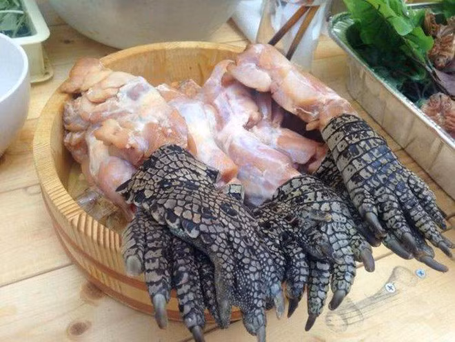  Súp chân cá sấu chính là món ăn độc đáo đến từ đảo quốc sư tử Singapore. Nguyên liệu chính của món ăn là chân của cá sấu được tẩm ướp với các loại gia vị và hương liệu kèm theo.