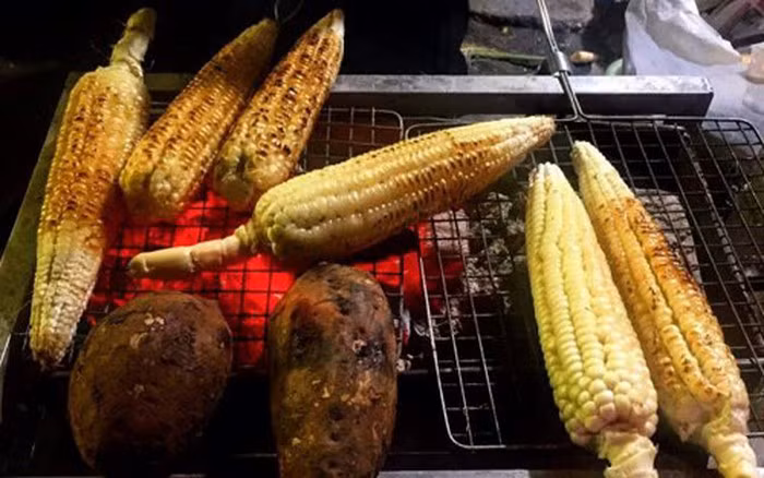 Món ăn rất dân dã, ai cũng có thể tự tay làm nhưng những quán ngô nướng trên vỉa hè Hà Nội vẫn đông khách ghé thăm.