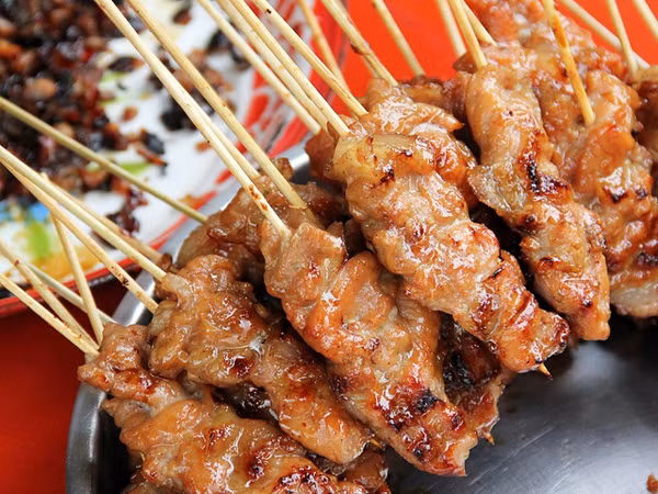 Thịt xiên nướng là món nướng được nhiều người ưa chuộng trong ngày se lạnh. Những xiên thịt nóng hổi, thơm lừng được nướng trực tiếp trên than hồng mà giá chỉ tầm từ 5.000 - 7.000 đồng. Người Hà Nội thích ăn thịt xiên nướng cùng bánh mì giòn.