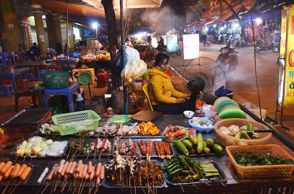 Các quán nướng vỉa hè cũng có nhiều loại đồ nướng rất phong phú như thịt ba chỉ, lòng, tràng, nầm, bò, bạch tuộc… Ảnh: Internet.