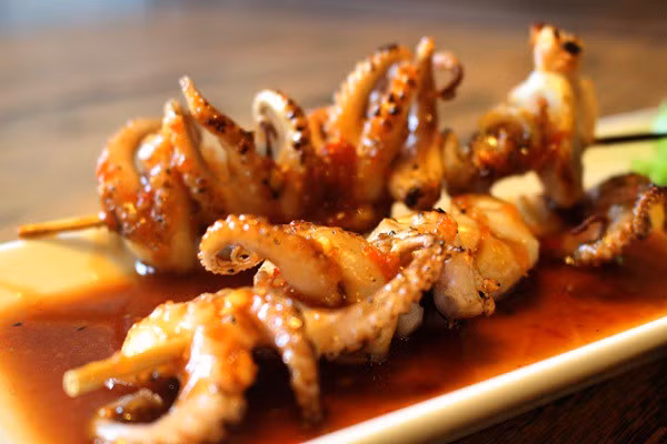 Đồ nướng tổng hợp: Ngoài các món nướng bình dân, người dân Hà Nội còn yêu thích nhiều món hải sản khác có giá đắt hơn một chút.