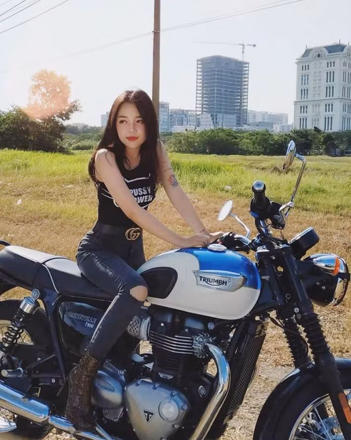 Áo thun sát nách và quần jean rách gối tạo sự năng động, cá tính cho Linh Ngọc Đàm. Ảnh: FBNV.