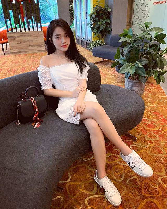 Người đẹp 23 tuổi khá chuộng phong cách gợi cảm, sành điệu.