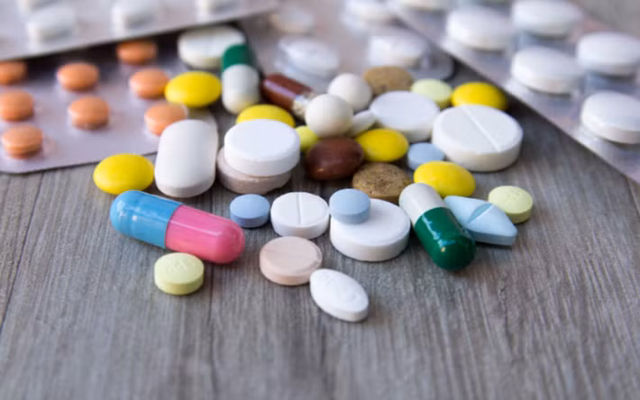 Lạm dụng thuốc, uống thuốc không kê đơn hay có chỉ định của bác sĩ được cho là có thể gây tổn thương cho gan, bao gồm các thuốc chống trầm cảm, ổn định tâm trạng corticosteroid.