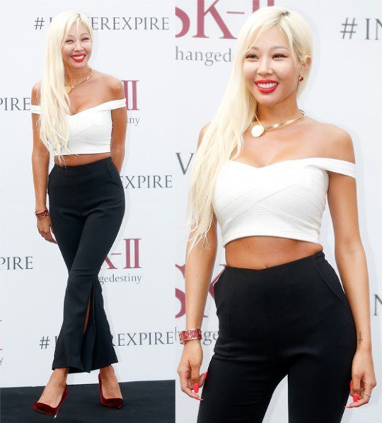 Cô khiến vẻ ngoài trở nên táo bạo và sexy với mái tóc bạch kim rạng rỡ đối lập với làn da nâu. Vì chăm khoe vòng một, nhiều dân mạng cho rằng cô đang cố tình gây chú ý với trang phục phản cảm. Ảnh: Internet.