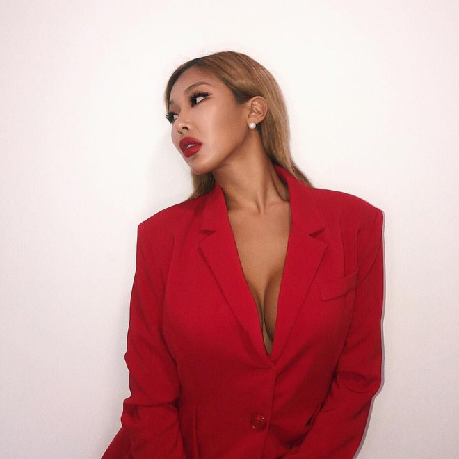 Rapper 8X nổi tiếng có style thoáng, hay diện đồ hở nhưng dân mạng vẫn không chấp nhận được việc cô diện đồ hở hang quá đà trước công chúng.