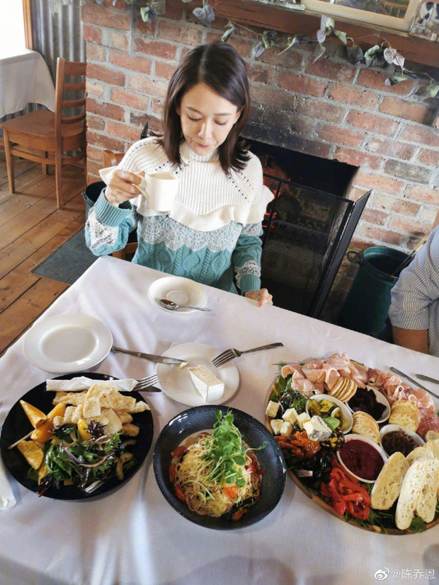 Uống trà không đường: Mỗi ngày, Trần Kiều Ân đều mang theo nước ấm để có thể bổ sung nước thường xuyên cho co thể, từ đó giúp làn da được cấp ẩm hiệu quả. Bên cạnh đó, cô cũng thường uống trà không đường. Trần Kiều Ân cho rằng, việc uống trà sẽ giúp cơ thể đào thải độc tố và đẩy lùi nguy cơ lão hóa hiệu quả. Ảnh: Internet.