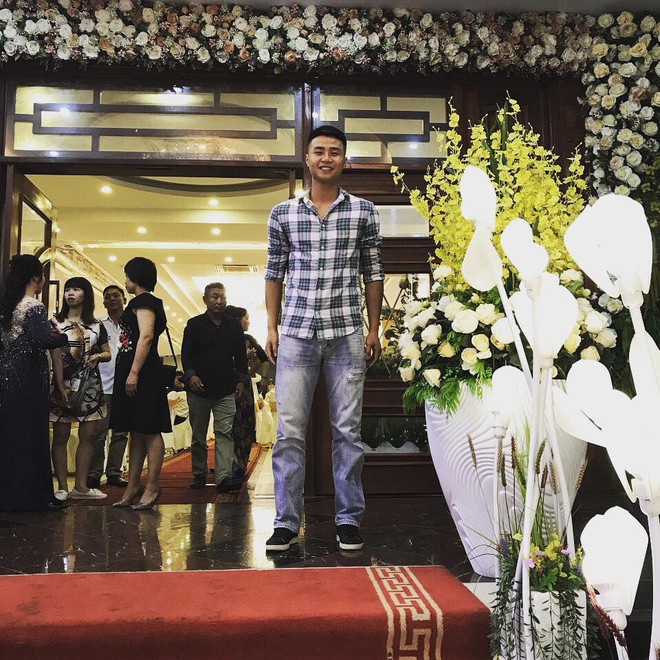 Khi đến những bữa tiệc không quá sang trọng, 9X chọn áo sơ mi kẻ caro phối với quần jeans nam tính.