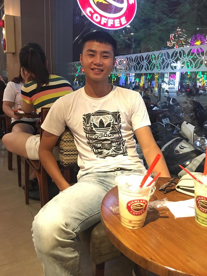 Nhờ sở hữu chiều cao lý tưởng - 1,86 m, nam thủ môn 20 tuổi luôn nổi bật dù ăn mặc giản dị.