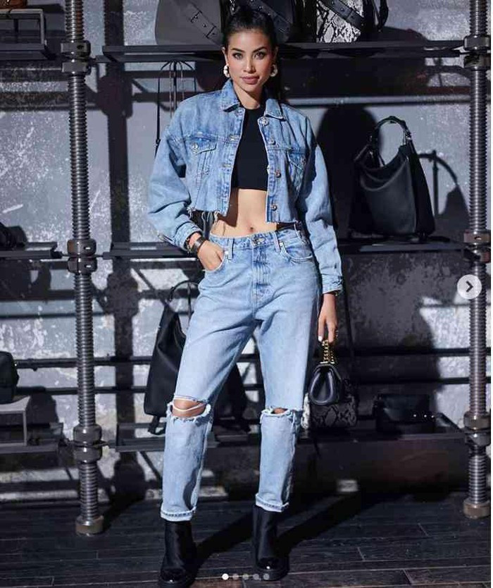 Trên trang cá nhân, Phạm Hương liên tục xuất hiện với những kiểu trang phục khoe eo thon và vóc dáng gợi cảm.