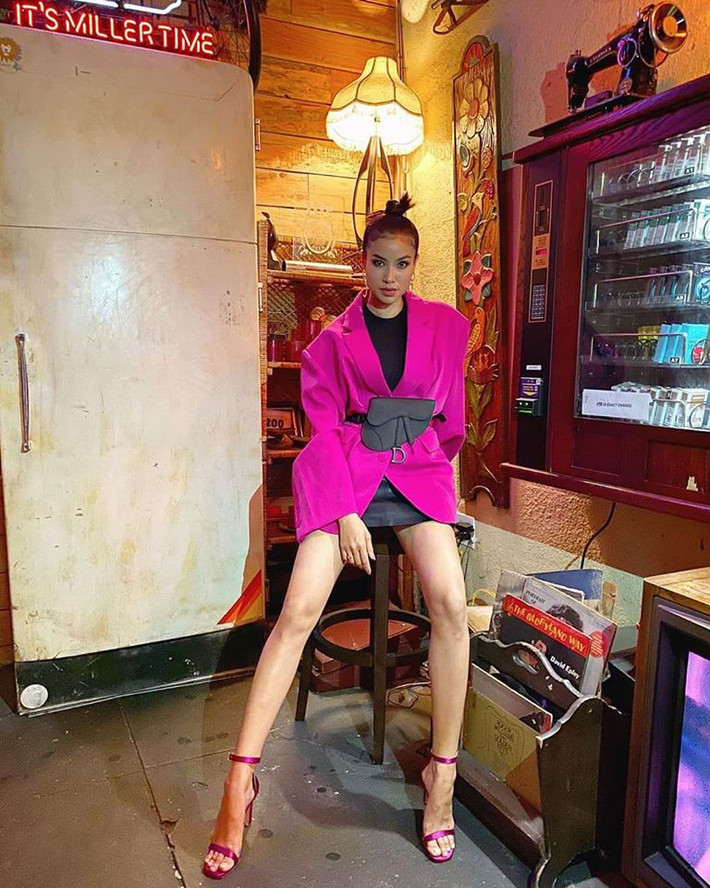 Sau thời gian dài sang Mỹ sinh con trai, phong cách thời trang của Phạm Hương cũng có nhiều thay đổi.