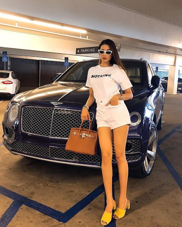 Vẫn chiếc áo phông trắng ấy, cô nàng lại phối với jean ngắn cực kỳ năng động, cá tính.