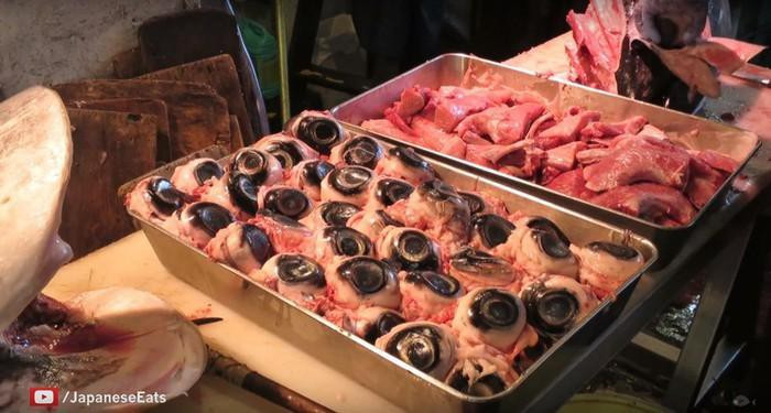 Ở Nhật Bản, mắt cá ngừ là món ăn rất phổ biến. Nó được bày bán khá phổ biến, thậm chí còn được bán đại trà trong các siêu thị lớn nhỏ. Ảnh: Internet.