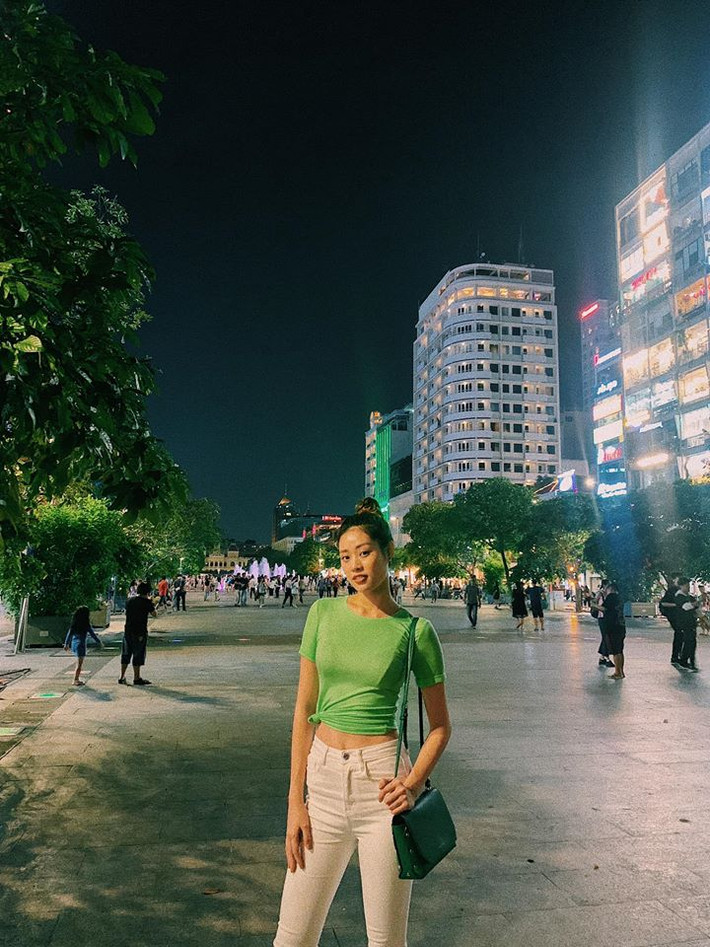 Chiếc áo thun màu xanh lá được Khánh Vân thắt nút để khoe vòng eo con kiến. Ảnh: FBNV.