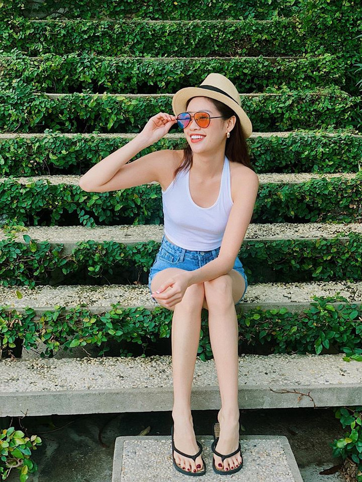 Người đẹp rất chuộng các kiểu áo hai dây phối với quần short.