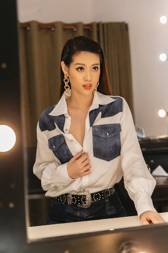 Khác hẳn khi tham gia sự kiện, gu thời trang ngoài đời thường của Khánh Vân có phần cá tính và giản đơn hơn.