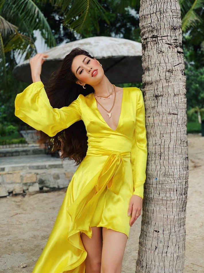 Nàng hoa hậu thường khoe vòng một hờ hững trong mẫu váy xẻ ngực sâu.