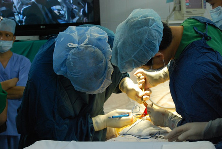 Đáng nói hơn là hồi tháng 2/2018, chị T. T. Đ. (35 tuổi, ngụ quận Thủ Đức, TP.HCM) cũng là một khách hàng bị tai biến rồi tử vong sau khi phẫu thuật gọt cằm tại Bệnh viện Thẩm mỹ EMCAS.