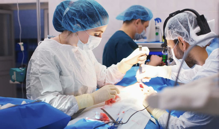 Phẫu thuật thẩm mỹ đem lại cho phụ nữ sự thay đổi về ngoại hình và cả cuộc sống của họ. Tuy nhiên, không thể phủ nhận rằng phương pháp này thực sự là con dao hai lưỡi khi nó có thể đem lại những biến chứng và hậu quả khôn lường sau phẫu thuật.