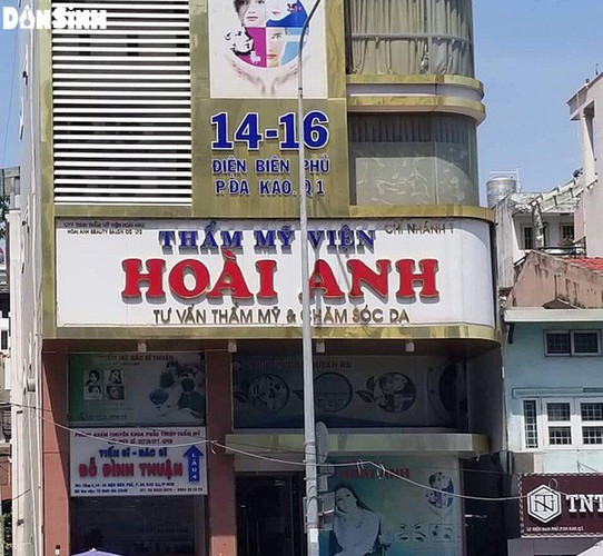 Ngày 29/10, sau gần ba ngày được điều trị tại Khoa Hồi sức tích cực - Chống độc Bệnh viện Nhân dân Gia Định, nữ khách hàng xăm chân mày tại Thẩm mỹ viện Hoài Anh (số 14, đường Điện Biên Phủ, phường Đakao, quận 1) đã tử vong. Nạn nhân là bà P.T.L (65 tuổi, quê Tiền Giang). Ảnh: Dân Sinh.