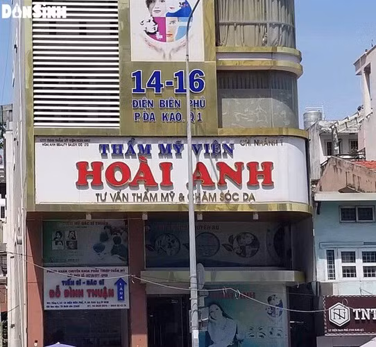 Ngày 29/10, sau gần ba ngày được điều trị tại Khoa Hồi sức tích cực - Chống độc Bệnh viện Nhân dân Gia Định, nữ khách hàng xăm chân mày tại Thẩm mỹ viện Hoài Anh (số 14, đường Điện Biên Phủ, phường Đakao, quận 1) đã tử vong. Nạn nhân là bà P.T.L (65 tuổi, quê Tiền Giang). Ảnh: Dân Sinh.