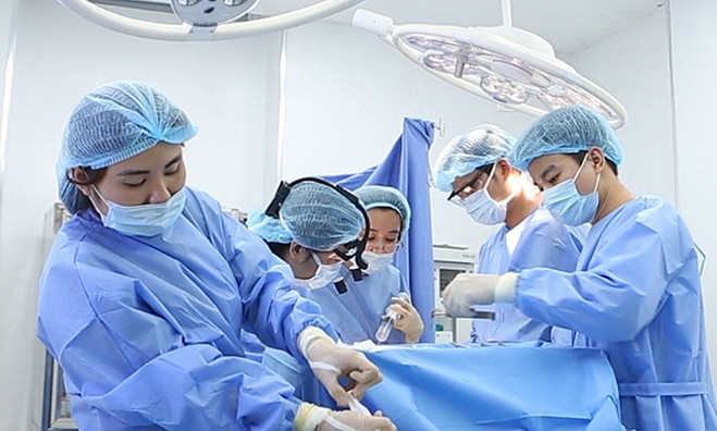 Để tránh được các biến chứng đáng tiếc khi đụng “dao kéo, banh nên kiểm kỹ chứng chỉ và tay nghề của bác sĩ thẩm mỹ và cả cơ sở thẩm mỹ nơi bạn sẽ thực hiện phẫu thuật. Thảo luận các mối quan tâm, lo lắng với bác sĩ cũng sẽ giúp bạn biết được mục tiêu thẩm mỹ sẽ đạt tới đâu và bạn tránh được bao nhiêu phần trăm nguy cơ biến chứng. Ảnh: Internet. 