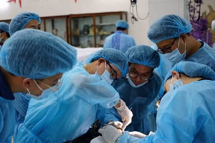 Theo báo cáo của Bệnh viện Thẩm mỹ Kangnam gửi Sở Y tế TP.HCM, sáng 11/10, nữ khách hàng đến bệnh viện này với mong muốn căng da mặt. Kết quả khám lâm sàng ban đầu cho thấy khách hàng khỏe mạnh, từng bơm silicone hai bên má (không rõ thời gian thực hiện). Chiều cùng ngày, bệnh viện tiến hành căng da mặt cho khách hàng. Sau ca phẫu thuật, nữ khách hàng ổn định. Đến 21h, chị khó thở, tím tái, được chuyển sang Bệnh viện Chợ Rẫy rồi tử vong vào ngày 14/10.